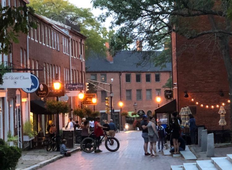 picture of street with brick buildings in Newburyport at night